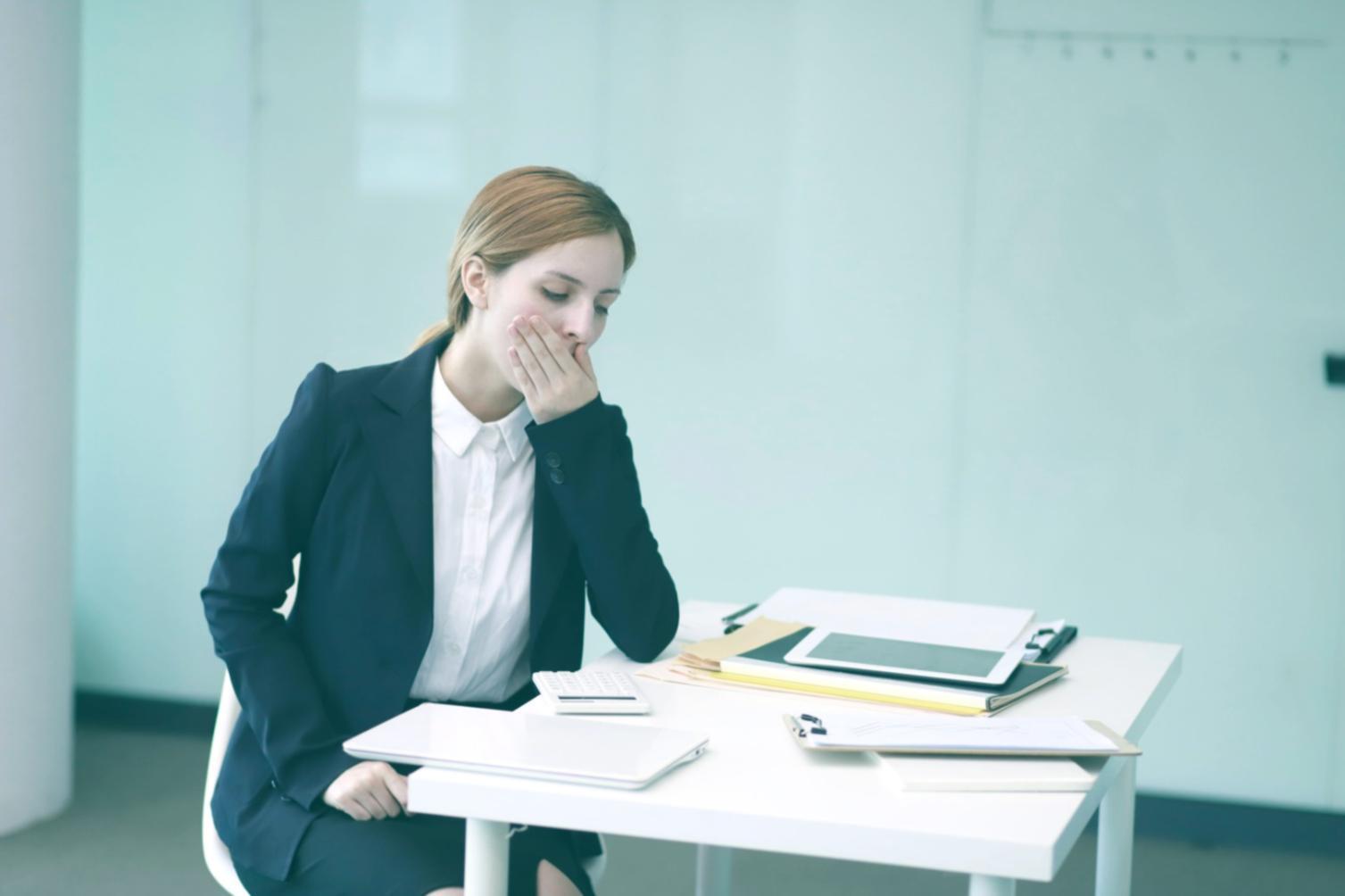 Kreative Werkstatt mit verschiedenen Arbeitsmaterialien