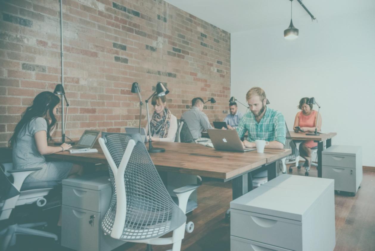 Teilnehmer bei kreativer Gruppenarbeit mit verschiedenen Materialien