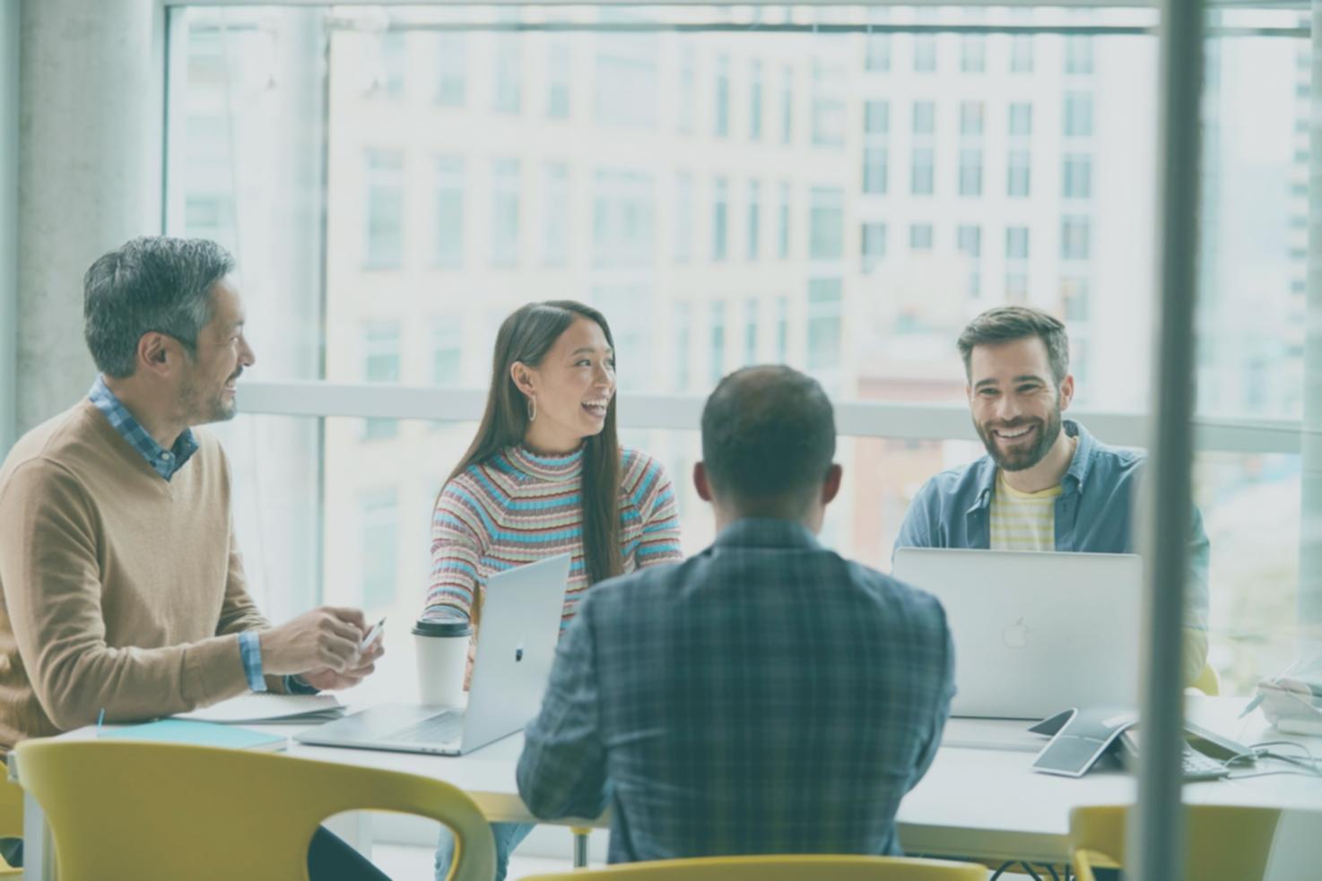 Kreative Werkstatt mit verschiedenen Arbeitsbereichen