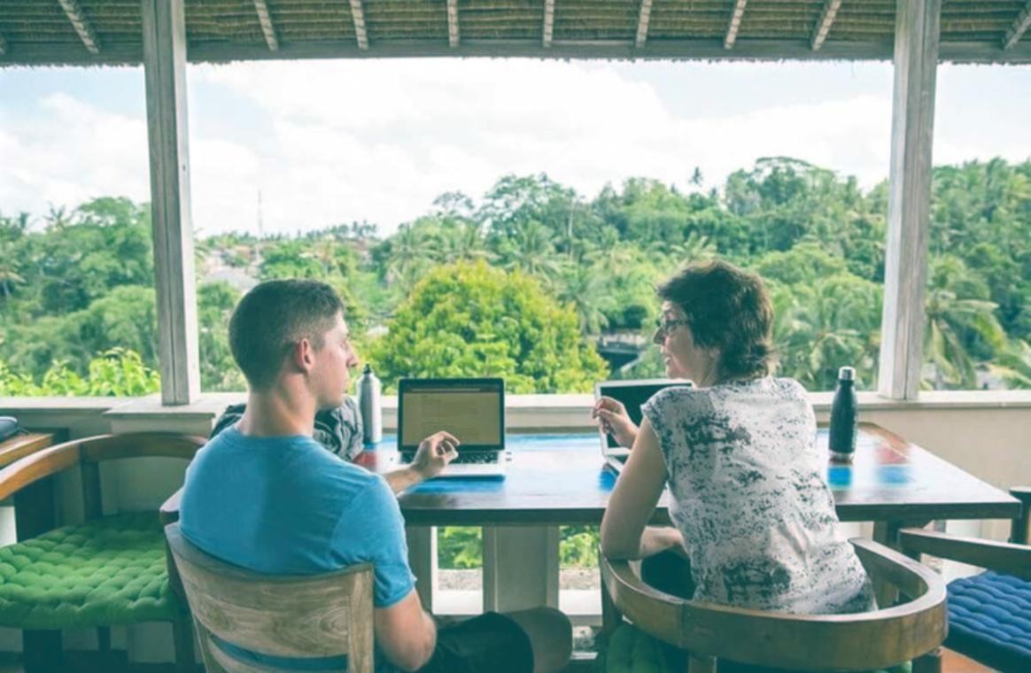 Person beim kreativen Brainstorming mit Notizen und Skizzen