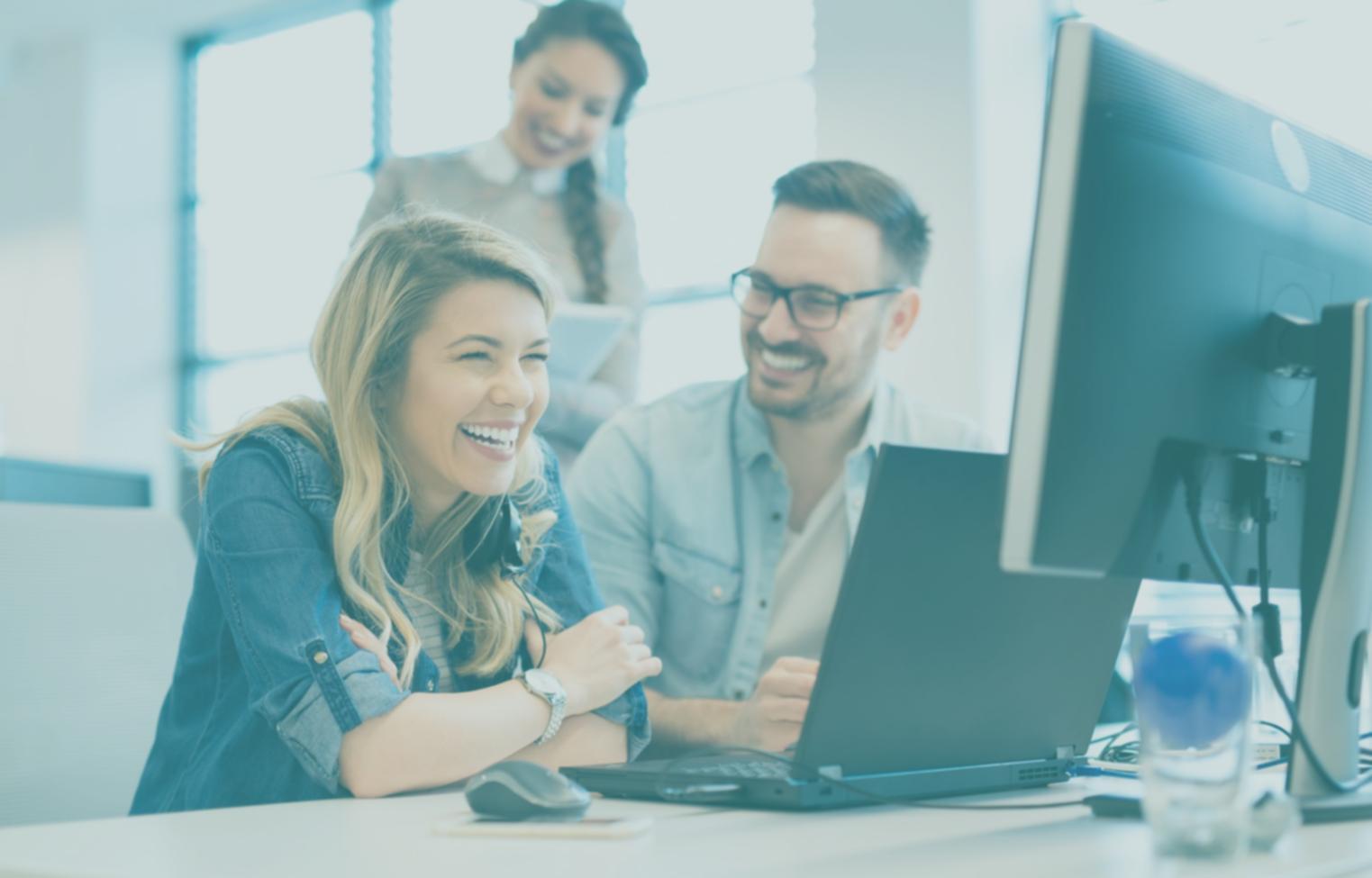 Kreativworkshop mit bunten Materialien und Skizzen auf einem Arbeitstisch