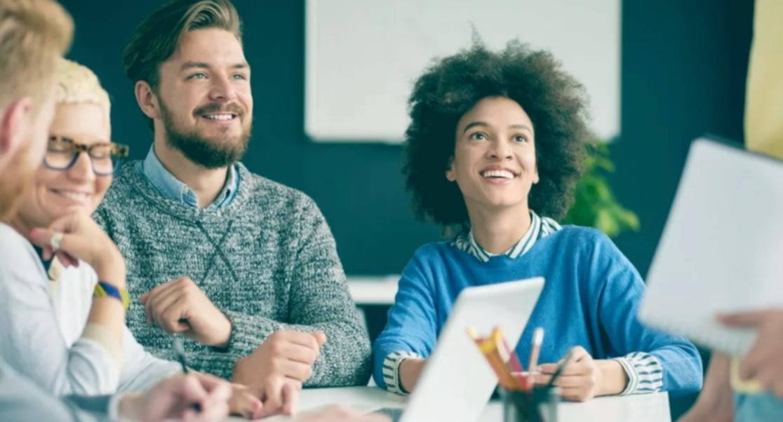 Menschen beim gemeinsamen kreativen Arbeiten in einem hellen Workshop-Raum