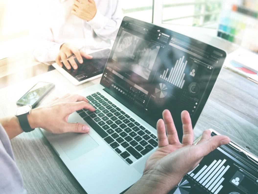 Workshop-Teilnehmer bei konzentrierter gemeinsamer Arbeit an einem Projekt