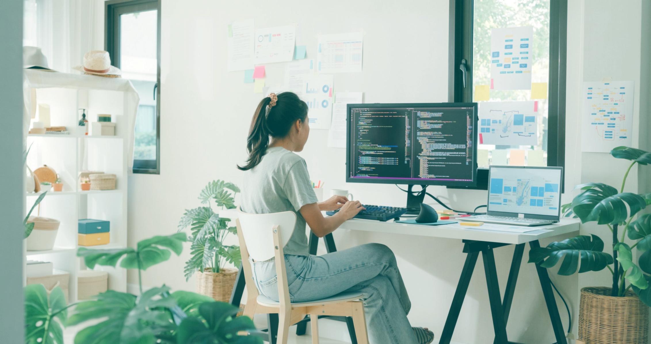 Kreative Materialien und Werkzeuge in einem gut organisierten Arbeitsbereich